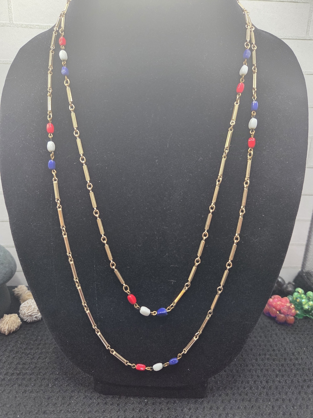 1389. Vintage Gold-Tone Red, White & Blue Long Nevklace